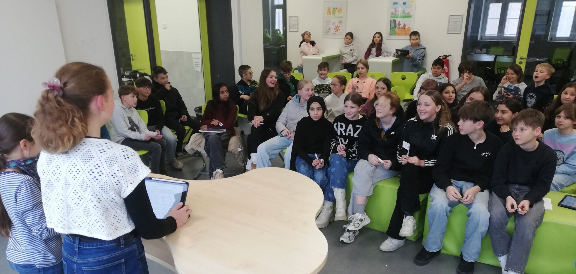 Im offenen Lernbereich lesen die Schülerinnen und Schüler ihren Klassenkamerad:innen vor.