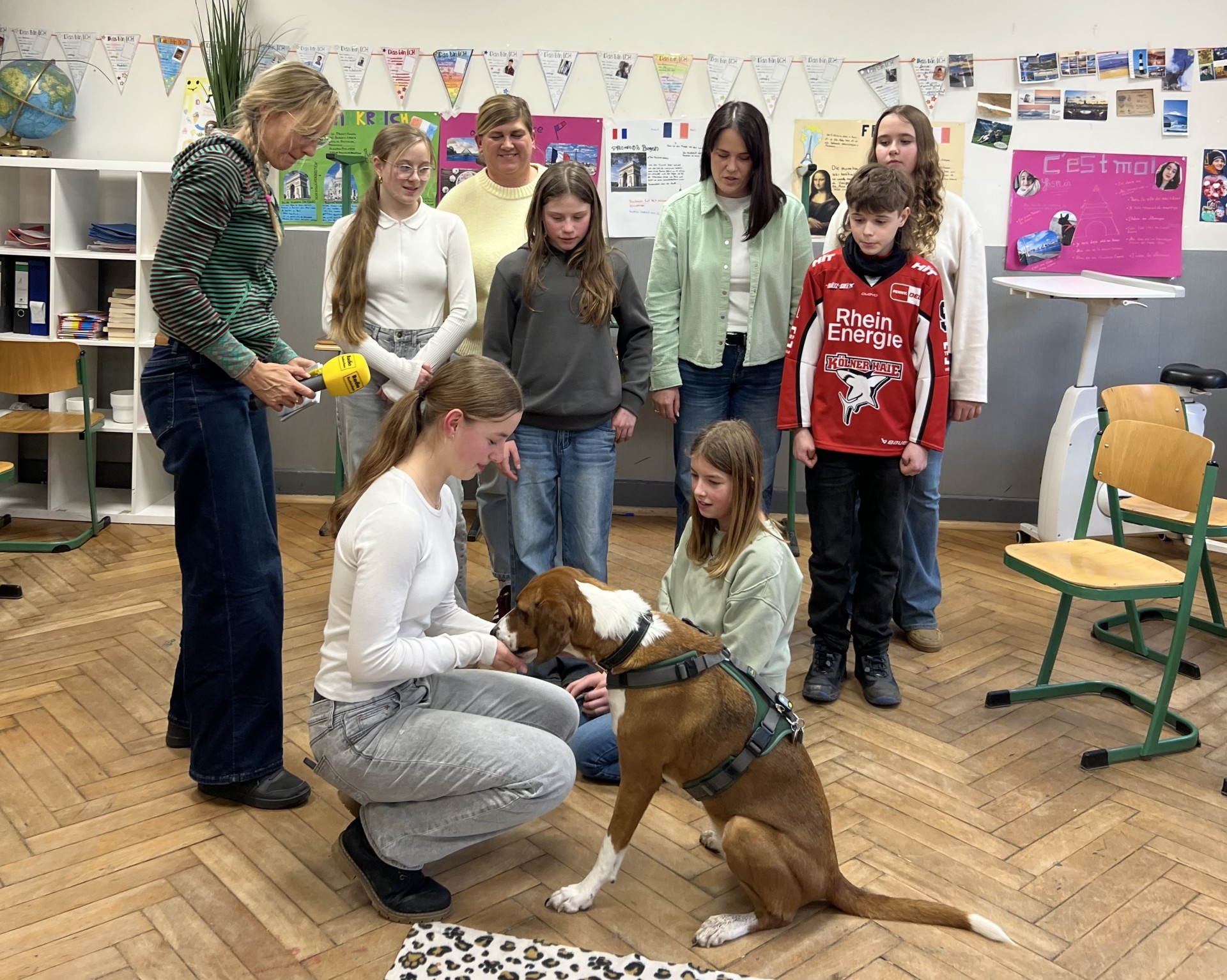 Gemeinsam mit den Schülerinnen und Schülern wird die Arbeit von den Deutschkolleginnen Anne Bürling und Britta Jaax präsentiert - ein Highlight für die Jugendlichen, die so hautnah die Arbeit einer Radioreporterin erleben. Gemeinsam mit den Schülerinnen und Schülern wird die Arbeit von den Deutschkolleginnen Anne Bürling und Britta Jaax präsentiert - ein Highlight für die Jugendlichen, die so hautnah die Arbeit einer Radioreporterin erleben.