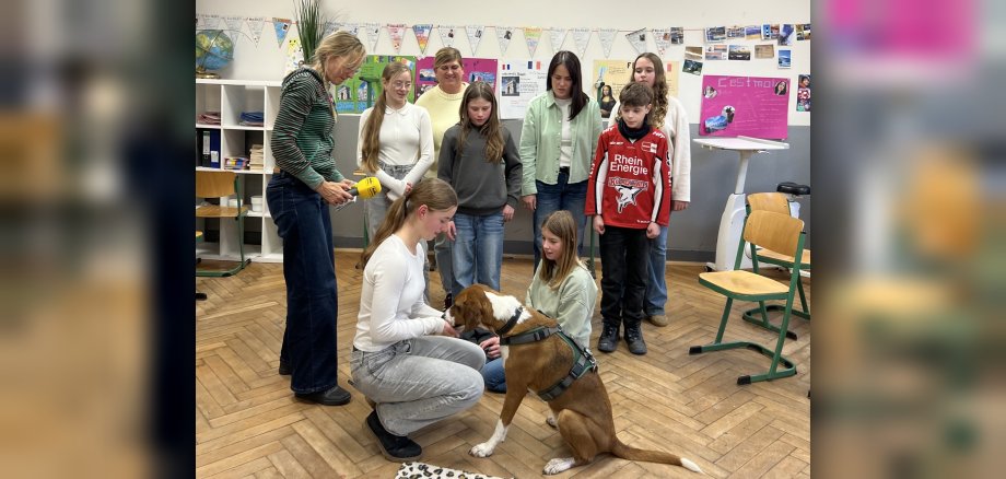 Gemeinsam mit den Schülerinnen und Schülern wird die Arbeit von den Deutschkolleginnen Anne Bürling und Britta Jaax präsentiert - ein Highlight für die Jugendlichen, die so hautnah die Arbeit einer Radioreporterin erleben.