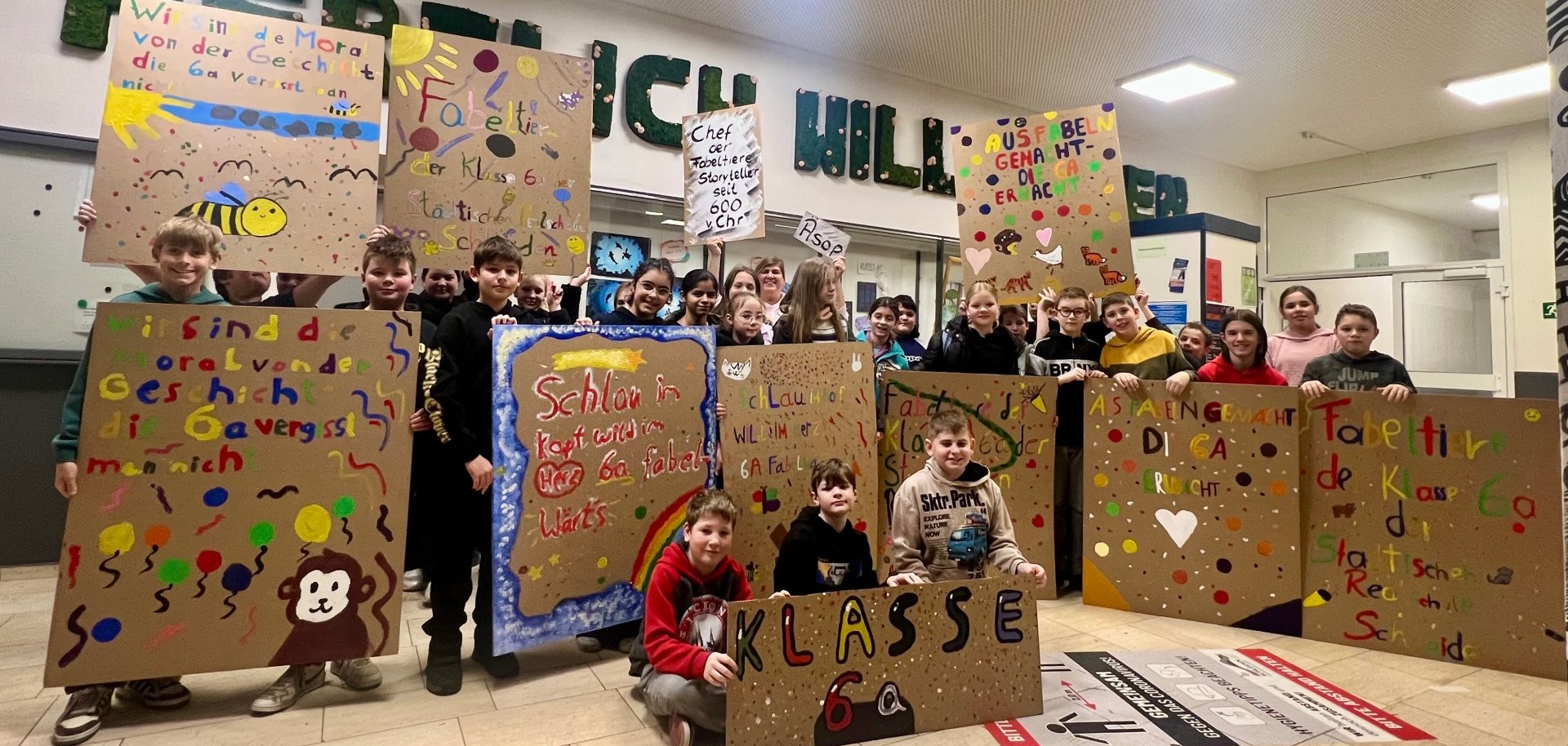 Im Kunstunterricht haben die Schülerinnen und Schüler der Klasse 6a passende Schilder für den Zug vorbereitet.