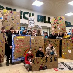 Im Kunstunterricht haben die Schülerinnen und Schüler der Klasse 6a passende Schilder für den Zug vorbereitet. Im Kunstunterricht haben die Schülerinnen und Schüler der Klasse 6a passende Schilder für den Zug vorbereitet.