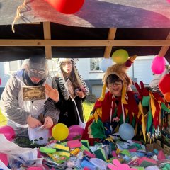 Nur durch die Mithilfe der engagierten Eltern konnte passendes Wurfmaterial auf den Bollerwagen geladen werden – hier noch einmal ein herzliches Dankeschön an die tollen Eltern! Nur durch die Mithilfe der engagierten Eltern konnte passendes Wurfmaterial auf den Bollerwagen geladen werden – hier noch einmal ein herzliches Dankeschön an die tollen Eltern!