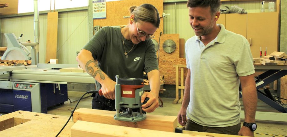 Am Girls‘ Day können junge Mädchen das Schreiner:innenhandwerk in der Holzbauwerkstatt des Nationalparks Eifel testen.