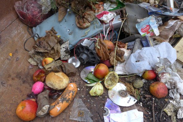 Während der Restmüllanalyse, die der Kreis Euskirchen durchführen ließ, wurden im Restabfall hohe Mengen an Bioabfällen vorgefunden. Darunter waren auch verzehrbare sowie verdorbene Lebensmittelabfälle. Während der Restmüllanalyse, die der Kreis Euskirchen durchführen ließ, wurden im Restabfall hohe Mengen an Bioabfällen vorgefunden. Darunter waren auch verzehrbare sowie verdorbene Lebensmittelabfälle.