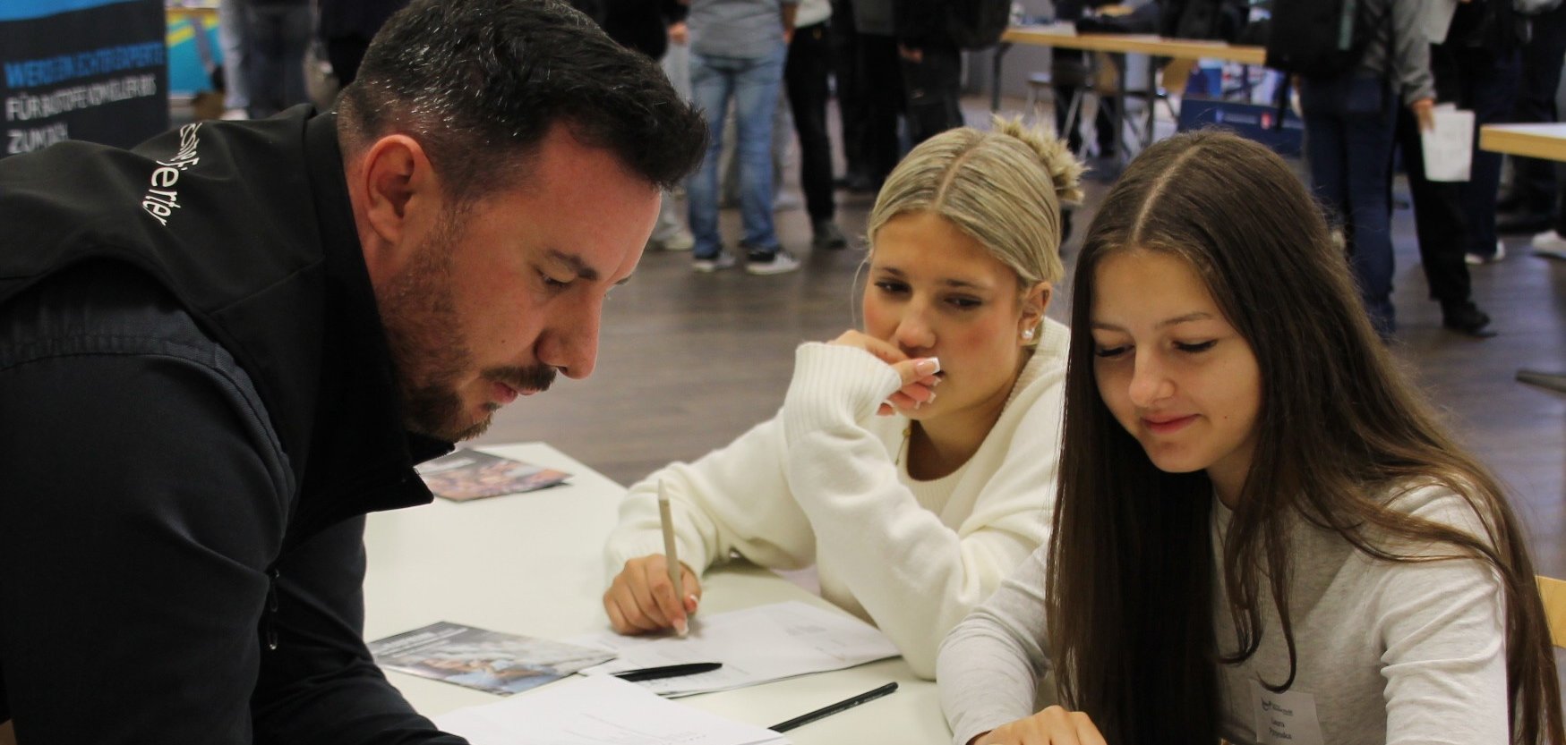 Impressionen der Ausbildungs- und Praktikumsbörse. Impressionen der Ausbildungs- und Praktikumsbörse.