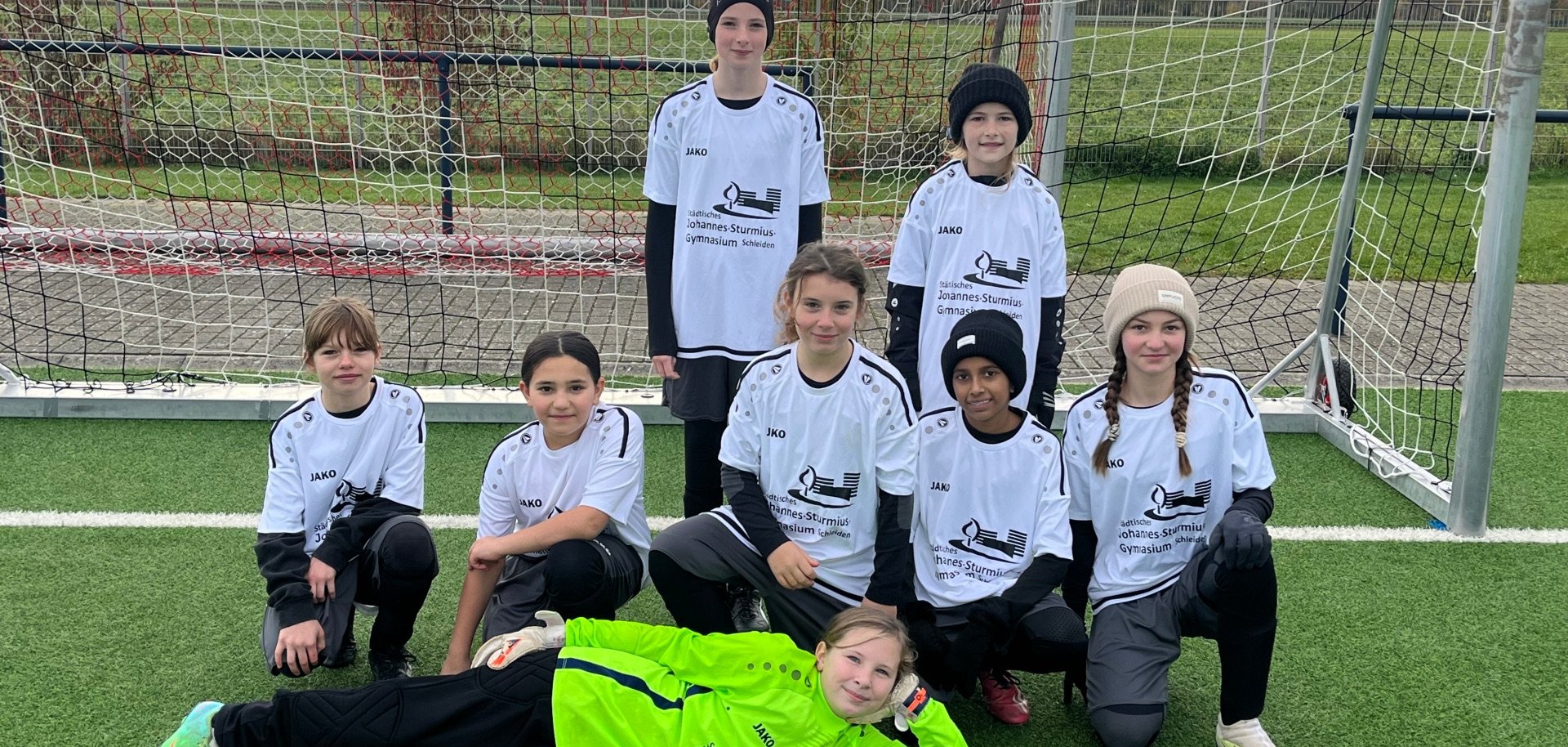 Die U13-Mädchen vom JSG Schleiden: v.o.l.n.u.r.: Jana Heuer (6a), Jule Schröder (5b), Lotta Schmitz (6a), Mara Gimo (6a), Noreen Fischer (5a), Charlotte Rodrigo (6b), Ida Wege (6b), Lola Graff (5a) Die U13-Mädchen vom JSG Schleiden: v.o.l.n.u.r.: Jana Heuer (6a), Jule Schröder (5b), Lotta Schmitz (6a), Mara Gimo (6a), Noreen Fischer (5a), Charlotte Rodrigo (6b), Ida Wege (6b), Lola Graff (5a)