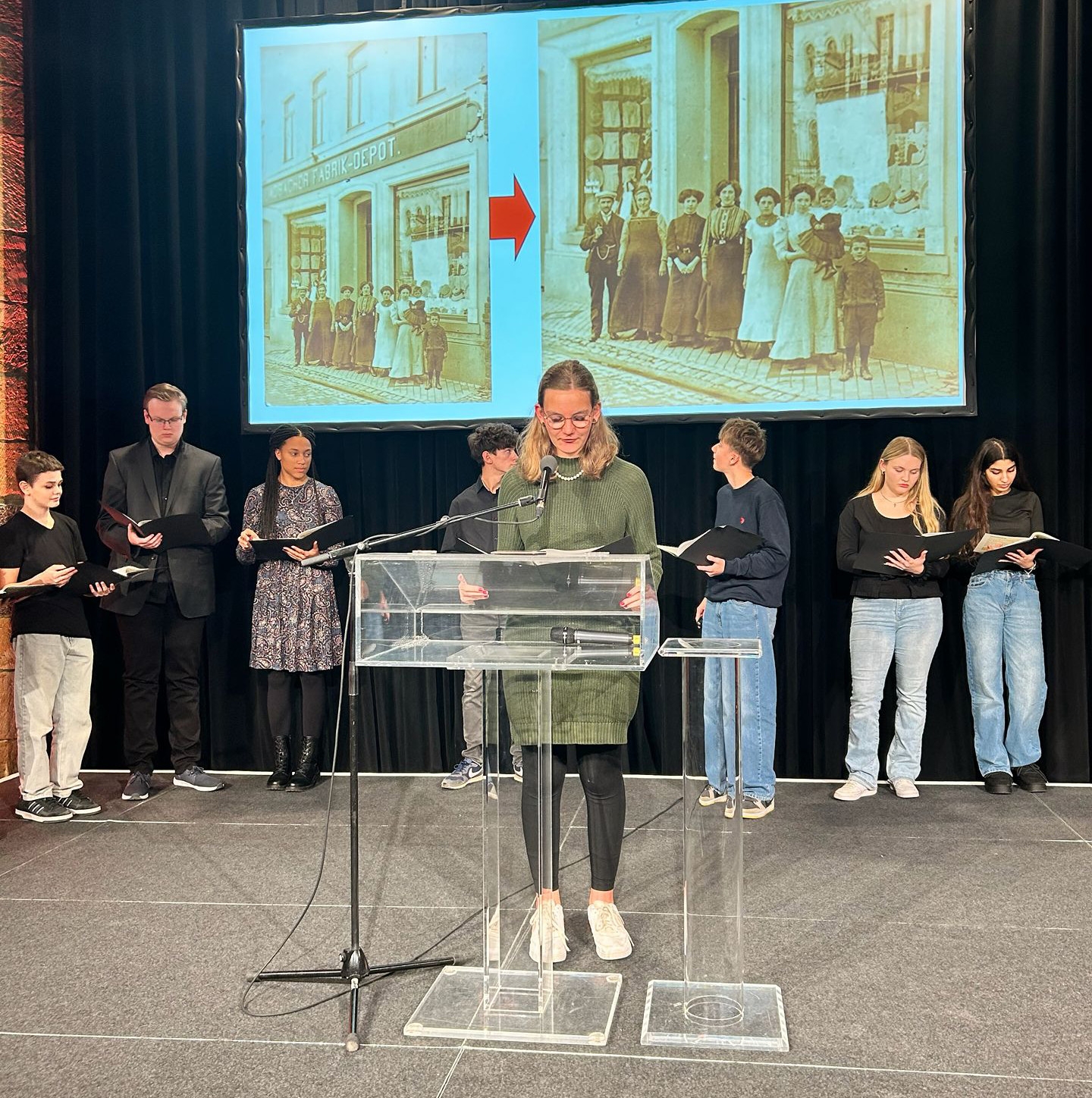 Letzte Probe im Krönungssaal, Lea berichtet über die Familie Kaufmann. Letzte Probe im Krönungssaal, Lea berichtet über die Familie Kaufmann.