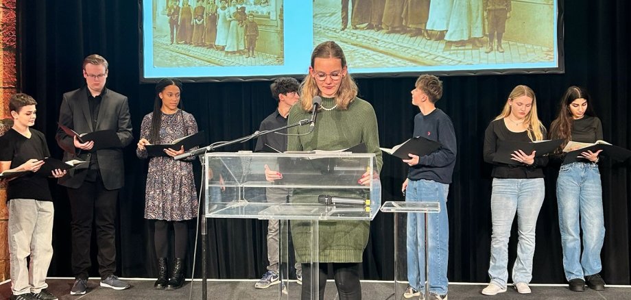 Letzte Probe im Krönungssaal, Lea berichtet über die Familie Kaufmann.