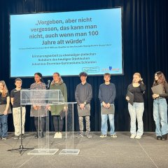 Die JSG Stolperstein-AG auf großer Bühne im Aachener Krönungssaal.