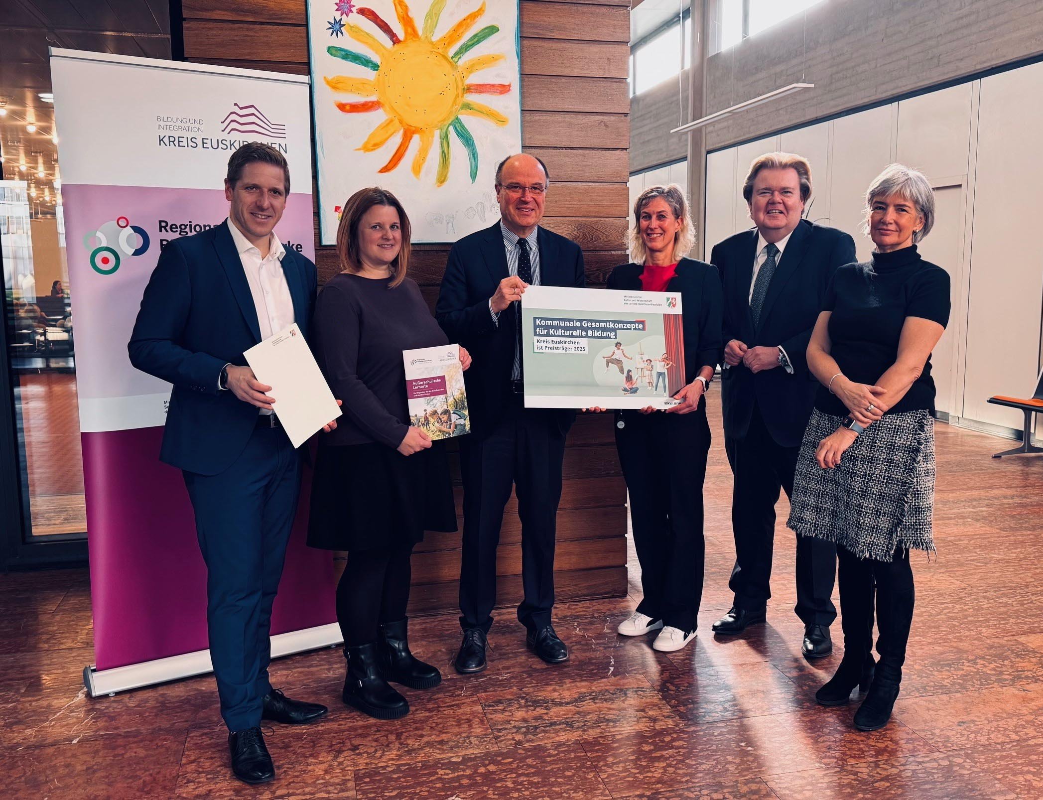 Bei einem Termin im Euskirchener Kreishaus übergab Dr. Michael Reitemeyer die Auszeichnung. Unser Foto zeigt (v.l.): Landrat Markus Ramers, KoBIZ-Mitarbeiterin Kathrin von Seggern, Dr. Michael Reitemeyer, KoBIZ-Abteilungsleiterin Sabine Sistig, MdL Klaus Voussem und Schulrätin Michaela Pursian.