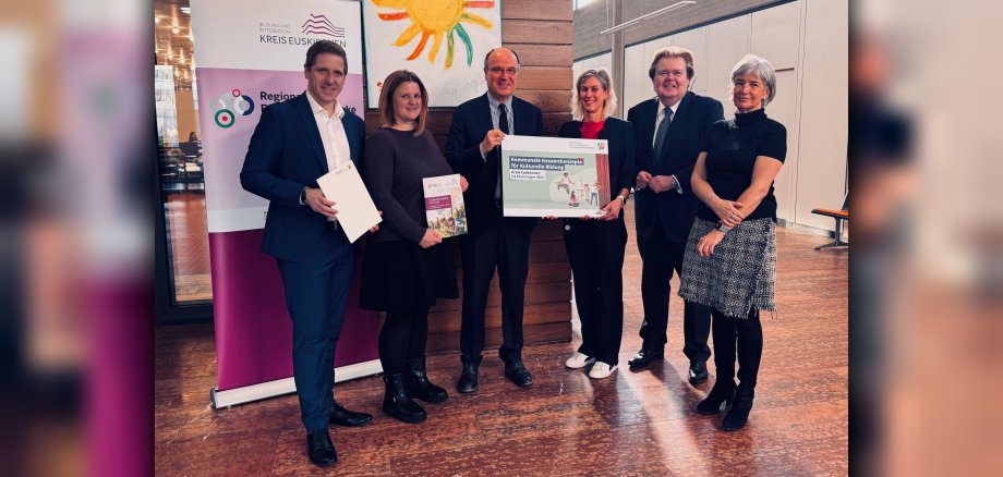 Bei einem Termin im Euskirchener Kreishaus übergab Dr. Michael Reitemeyer die Auszeichnung. Unser Foto zeigt (v.l.): Landrat Markus Ramers, KoBIZ-Mitarbeiterin Kathrin von Seggern, Dr. Michael Reitemeyer, KoBIZ-Abteilungsleiterin Sabine Sistig, MdL Klaus Voussem und Schulrätin Michaela Pursian.