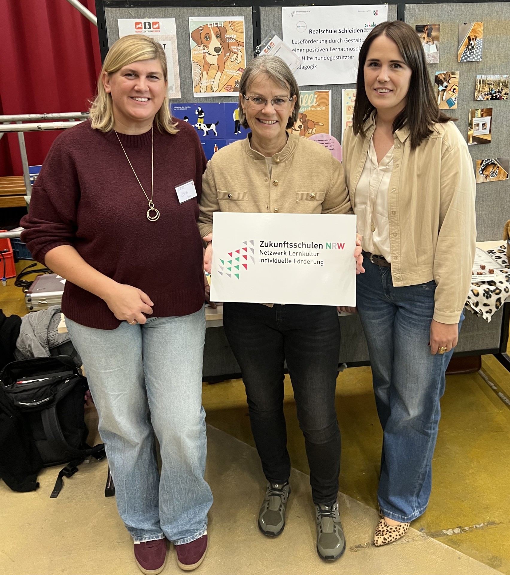 Die Deutschlehrerinnen Britta Jaax und Anne Bürling (hier links und rechts auf dem Bild) entwickeln und leiten das Schulentwicklungsprojekt an der Städtischen Realschule Schleiden. Sie nahmen mit Schulleiterin Birgit Barrelmeyer (Mitte) die Urkunde zur Zukunftsschule NRW an. Die Deutschlehrerinnen Britta Jaax und Anne Bürling (hier links und rechts auf dem Bild) entwickeln und leiten das Schulentwicklungsprojekt an der Städtischen Realschule Schleiden. Sie nahmen mit Schulleiterin Birgit Barrelmeyer (Mitte) die Urkunde zur Zukunftsschule NRW an.