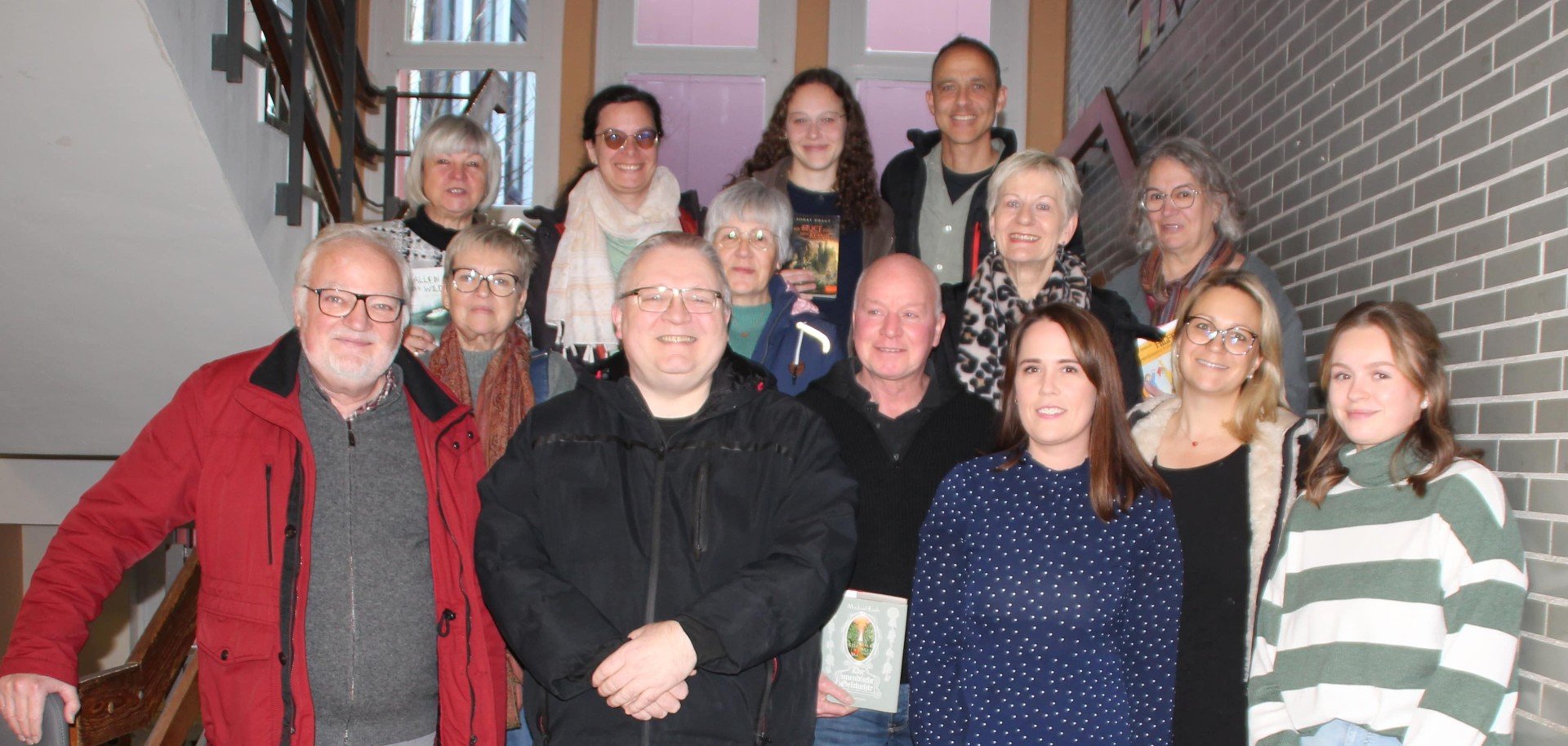 Viele VorleserInnen trafen sich am Internationalen Vorlesetag in der Städtischen Realschule Schleiden – Lesehund Lilli – ganz vorne im Bild - durfte dabei natürlich nicht fehlen. Viele VorleserInnen trafen sich am Internationalen Vorlesetag in der Städtischen Realschule Schleiden – Lesehund Lilli – ganz vorne im Bild - durfte dabei natürlich nicht fehlen.