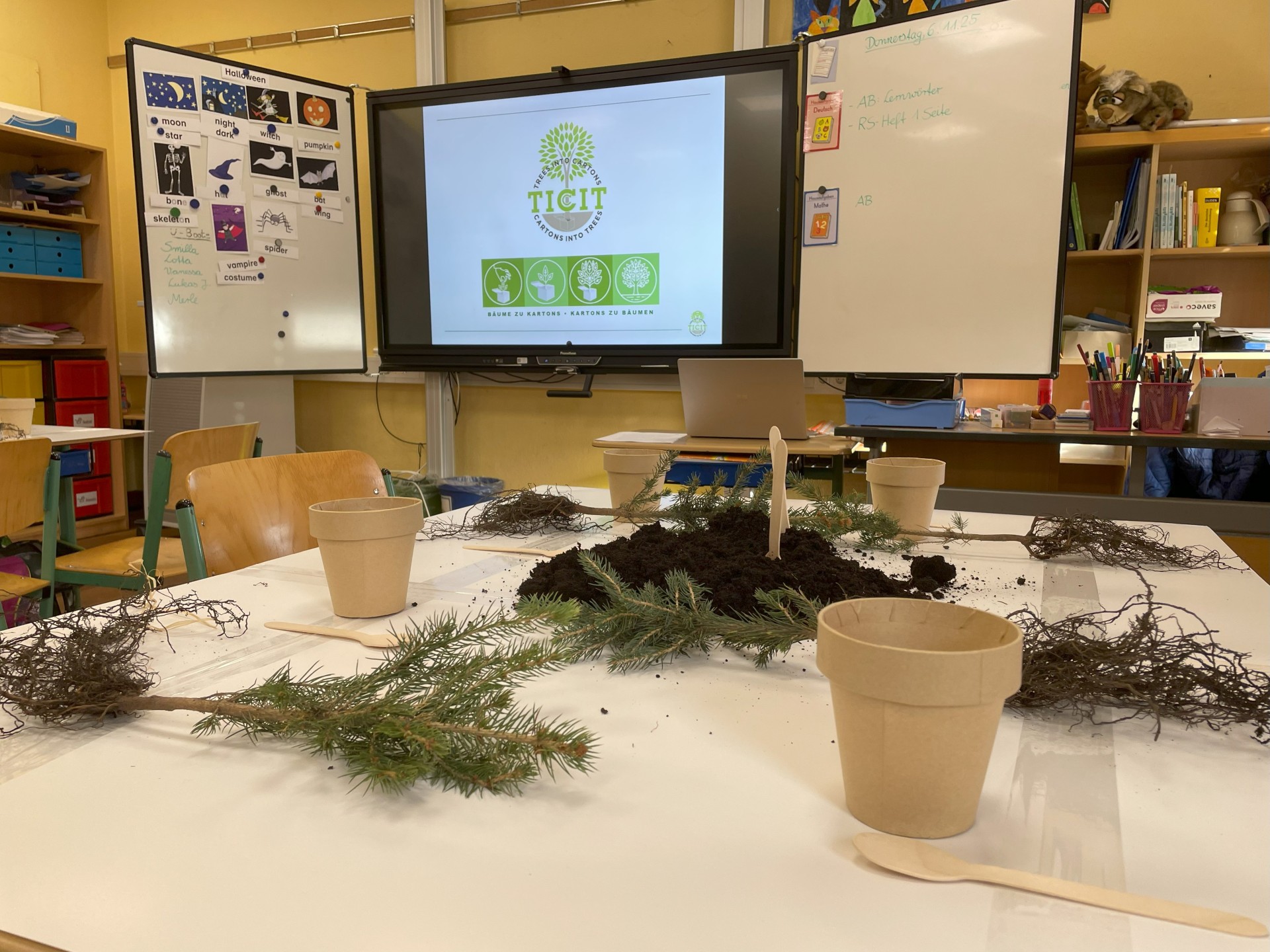 Rüdiger Nölleke und Niklas Hanf von der RICK Produktion GmbH aus Schleiden-Olef besuchen Drittklässler des Städtischen Grundschulver-bundes KGS Gemünd; hier in Dreiborn.