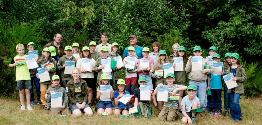 29 Jugendliche aus der Nationalparkregion dürfen sich nun Junior Ranger nennen. Nach erfolgreicher Prüfung haben sie in der Wildniswerkstatt Düttling in feierlichem Rahmen ihre Urkunden erhalten. 