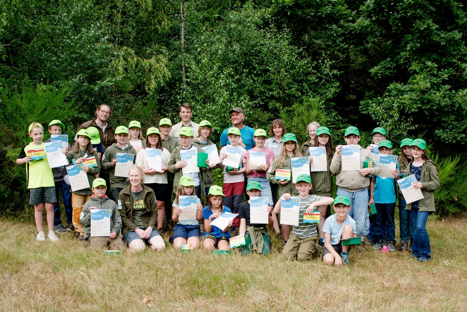 29 Jugendliche aus der Nationalparkregion dürfen sich nun Junior Ranger nennen. Nach erfolgreicher Prüfung haben sie in der Wildniswerkstatt Düttling in feierlichem Rahmen ihre Urkunden erhalten. 