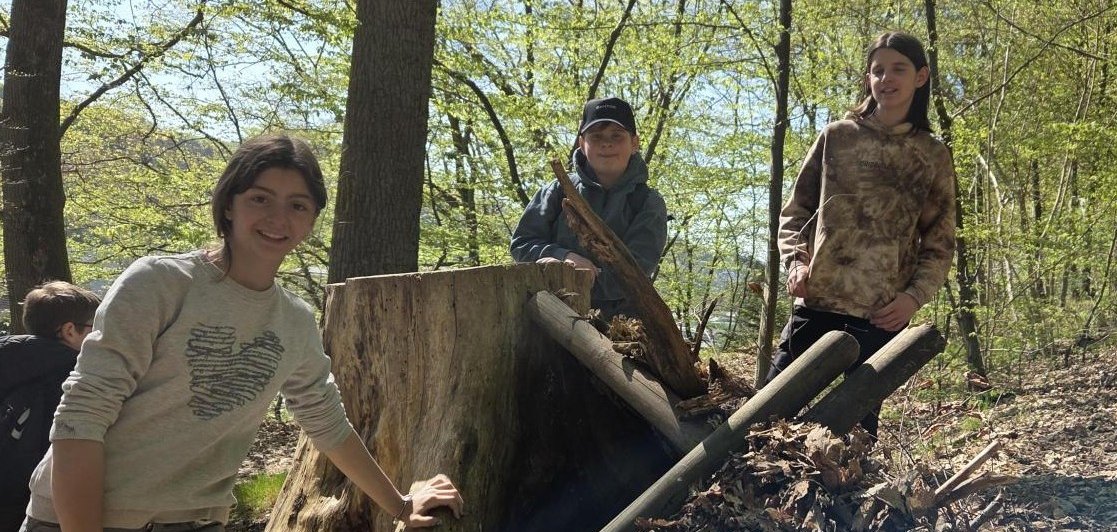 In der Gruppe ‚Survival‘ geht es darum, wie man mit einfachen Hilfsmitteln aus der Natur einen Unterstand baut, der Wind und Wetter standhält. In der Gruppe ‚Survival‘ geht es darum, wie man mit einfachen Hilfsmitteln aus der Natur einen Unterstand baut, der Wind und Wetter standhält.
