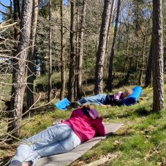 Beim Waldbaden lassen sich die Schülerinnen und  Schüler ganz auf das Erleben der Natur ein, ohne dass Handy und Co. sie ablenken.