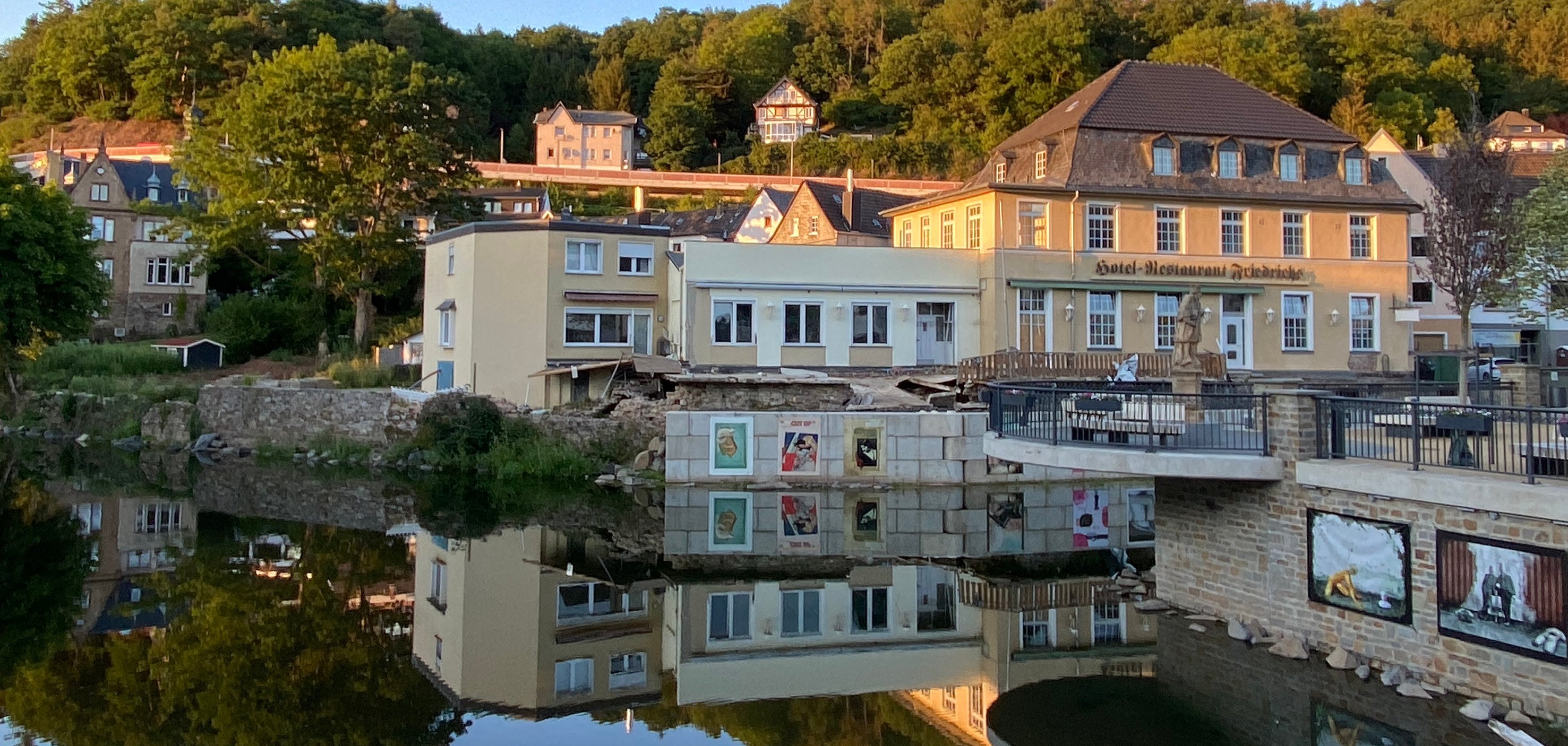 15/2026 - Bild 01: Der Nepomukplatz am Zusammenfluss an Urft und Olef in Gemünd ist die dritte und letzte Station im Rahmen der Gedenkveranstaltungen zum fünften Jahrestag der Flutkatastrophe. (© Stadt Schleiden / Kerstin Wielspütz)