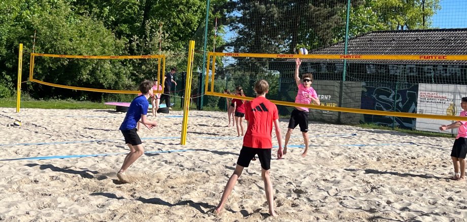 Städtisches Johannes-Sturmius-Gymnasium mit sehenswerter Premiere – Schleidener halten beim Beachvolleyball gut mit. Städtisches Johannes-Sturmius-Gymnasium mit sehenswerter Premiere – Schleidener halten beim Beachvolleyball gut mit.