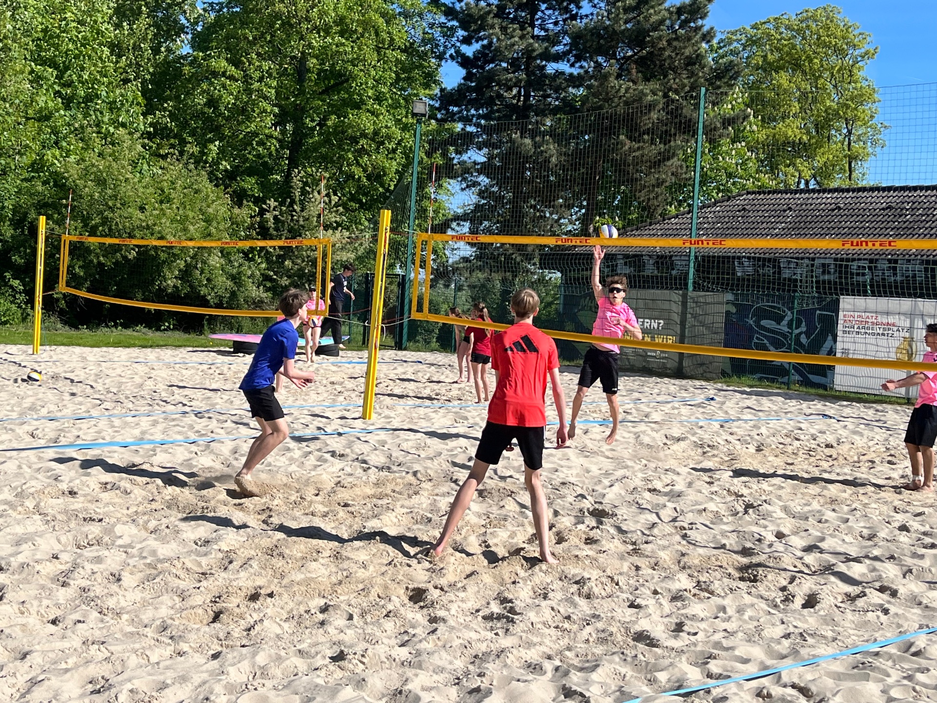 Städtisches Johannes-Sturmius-Gymnasium mit sehenswerter Premiere – Schleidener halten beim Beachvolleyball gut mit. Städtisches Johannes-Sturmius-Gymnasium mit sehenswerter Premiere – Schleidener halten beim Beachvolleyball gut mit.