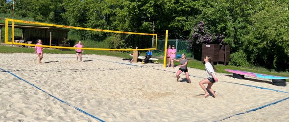 Städtisches Johannes-Sturmius-Gymnasium mit sehenswerter Premiere – Schleidener halten beim Beachvolleyball gut mit.