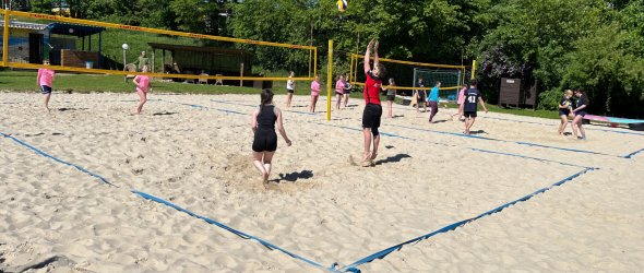 Städtisches Johannes-Sturmius-Gymnasium mit sehenswerter Premiere – Schleidener halten beim Beachvolleyball gut mit.