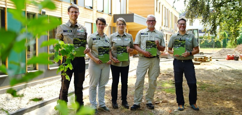 Die Nationalparkverwaltung stellt ihren Jahresbericht 2025 vor: Die Präsentation fand erstmals vor dem neuen Verwaltungsgebäude statt – passend zum Einzug zeigt sich auch der Bericht selbst im neuen Design. 