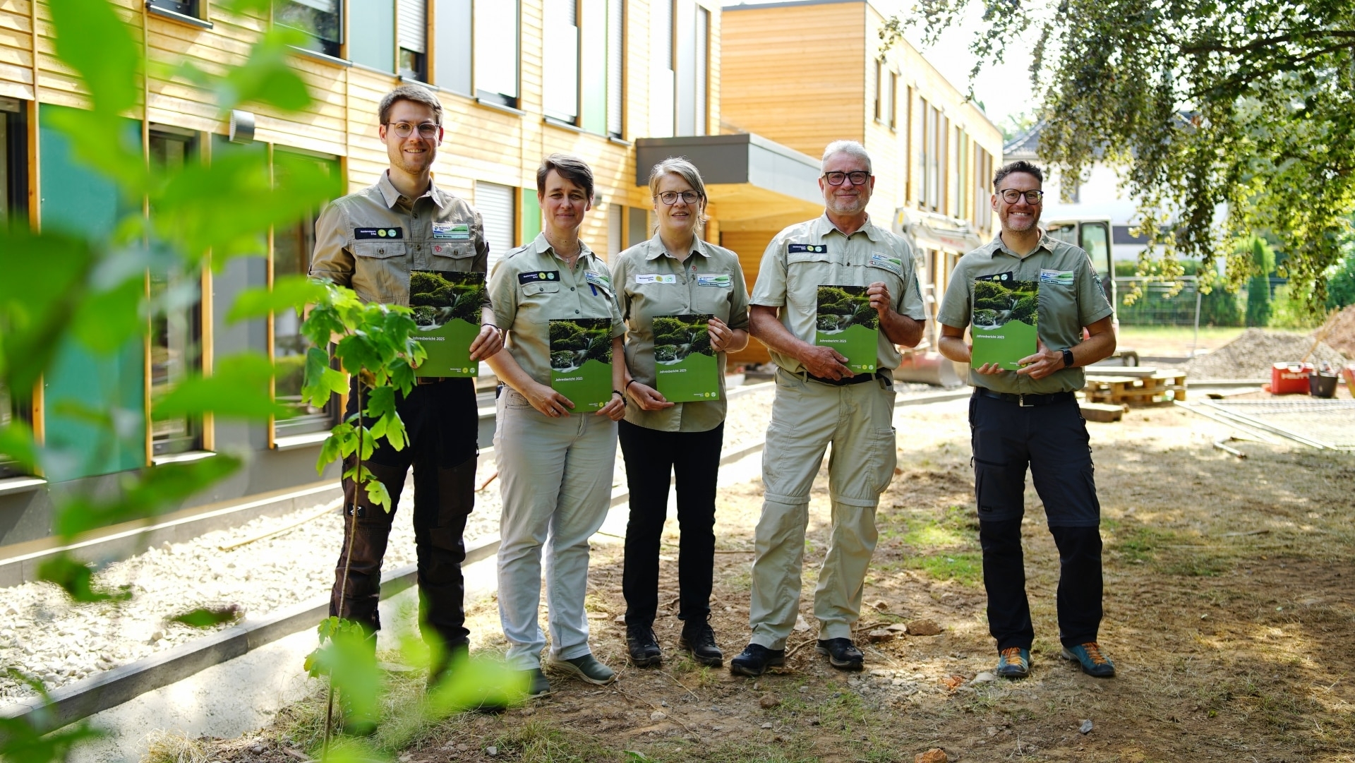 Die Nationalparkverwaltung stellt ihren Jahresbericht 2025 vor: Die Präsentation fand erstmals vor dem neuen Verwaltungsgebäude statt – passend zum Einzug zeigt sich auch der Bericht selbst im neuen Design. 