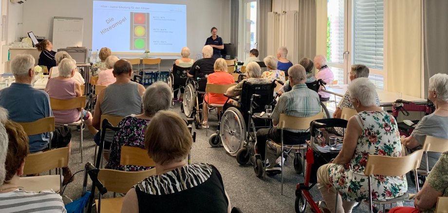 Im Geriatriezentrum Zülpich informierte Katja Ziemann vom Kreis-Gesundheitsamt über die gesundheitlichen Gefahren, die die Sommerhitze mit sich bringt, und über Mittel und Wege, wie man sich während einer Hitzeperiode richtig verhält. Im Geriatriezentrum Zülpich informierte Katja Ziemann vom Kreis-Gesundheitsamt über die gesundheitlichen Gefahren, die die Sommerhitze mit sich bringt, und über Mittel und Wege, wie man sich während einer Hitzeperiode richtig verhält.