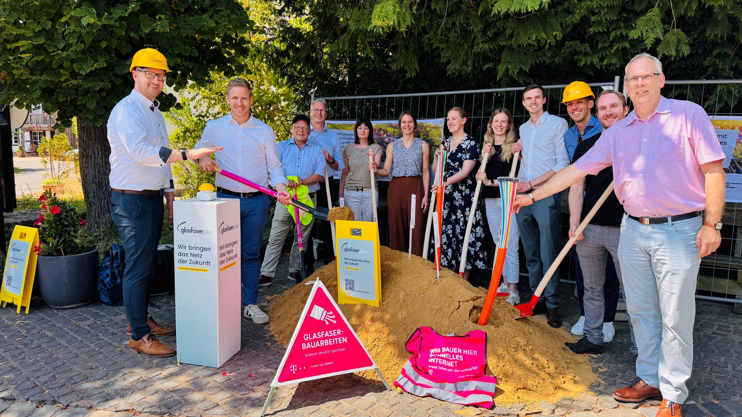 Symbolischer Spatenstich zum 61-Mio-Euro-Projekt: Rund 17.600 Adressen im Kreis Euskirchen erhalten in den nächsten Wochen und Monaten einen Glasfaseranschluss.