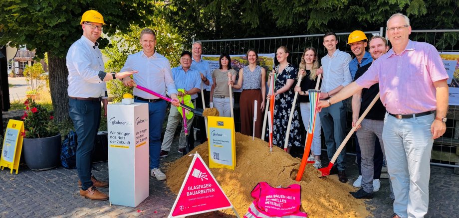 Symbolischer Spatenstich zum 61-Mio-Euro-Projekt: Rund 17.600 Adressen im Kreis Euskirchen erhalten in den nächsten Wochen und Monaten einen Glasfaseranschluss. Symbolischer Spatenstich zum 61-Mio-Euro-Projekt: Rund 17.600 Adressen im Kreis Euskirchen erhalten in den nächsten Wochen und Monaten einen Glasfaseranschluss.