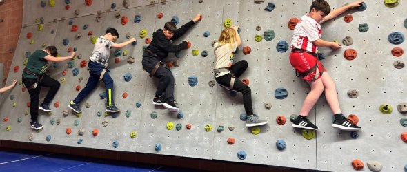 Auch in den Hallen gibt es Möglichkeiten bei schlechtem Wetter das Klettern schon einmal zu üben, bevor es auf den großen Parcours geht.