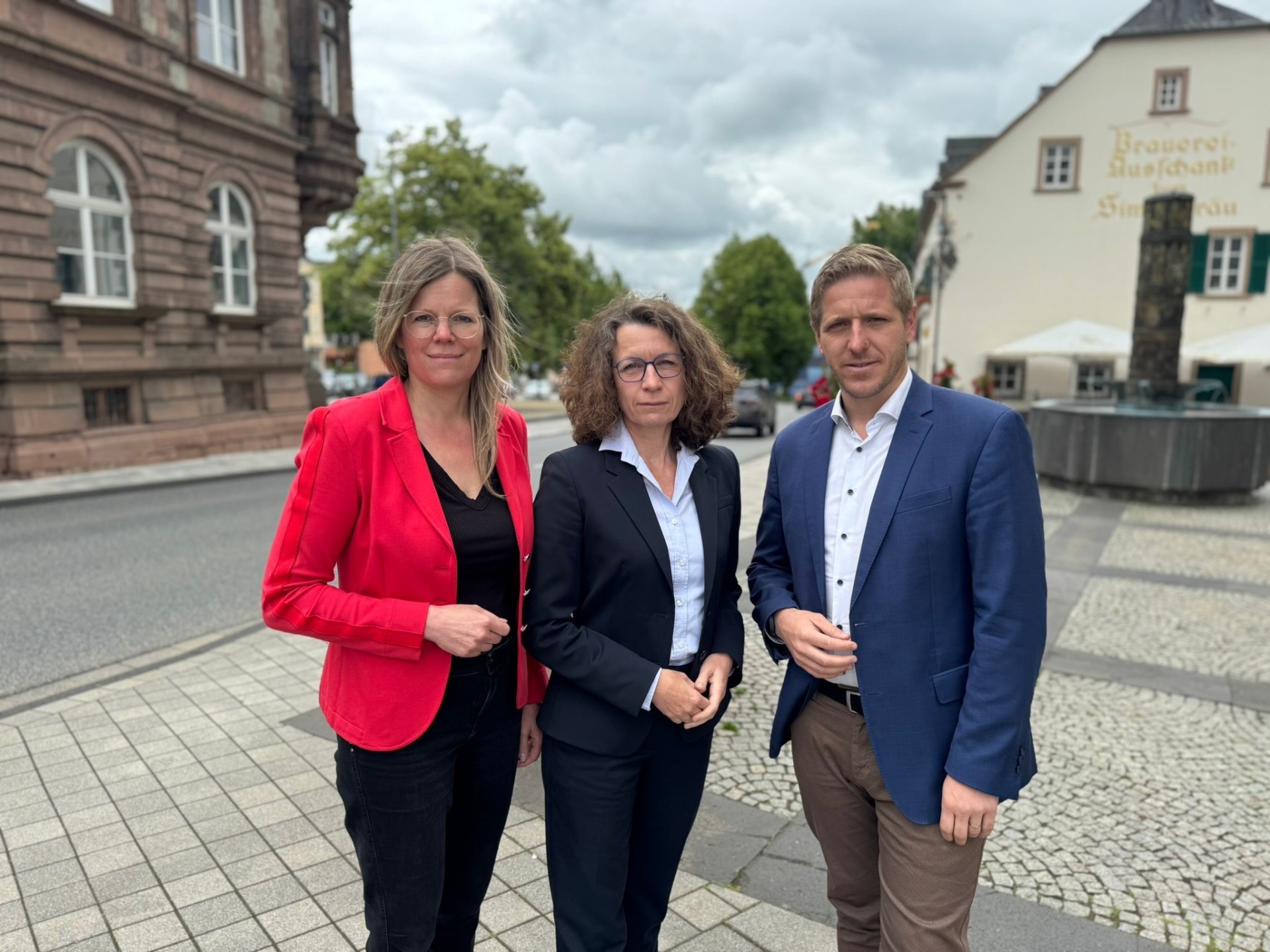 Drei Landräte – ein Ziel: Hochwasserschutz muss über Grenzen hinweg gedacht werden. Dies fordern (v.l.) Julia Gieseking, Cornelia Weigand und Markus Ramers in einem gemeinsamen Schreiben an Bundeskanzler Friedrich Merz.