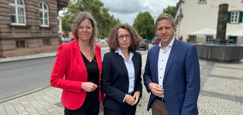 Drei Landräte – ein Ziel: Hochwasserschutz muss über Grenzen hinweg gedacht werden. Dies fordern (v.l.) Julia Gieseking, Cornelia Weigand und Markus Ramers in einem gemeinsamen Schreiben an Bundeskanzler Friedrich Merz.