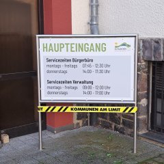 Kommunen am Limit - Hinweise auf die Aktion am Schleidener Rathaus. Kommunen am Limit - Hinweise auf die Aktion am Schleidener Rathaus.
