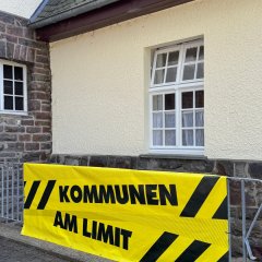 Kommunen am Limit - Hinweise auf die Aktion am Schleidener Rathaus. Kommunen am Limit - Hinweise auf die Aktion am Schleidener Rathaus.