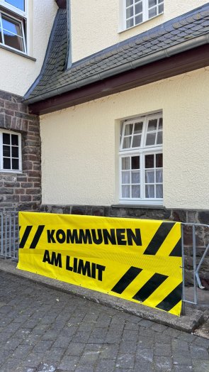 Kommunen am Limit - Hinweise auf die Aktion am Schleidener Rathaus. Kommunen am Limit - Hinweise auf die Aktion am Schleidener Rathaus.