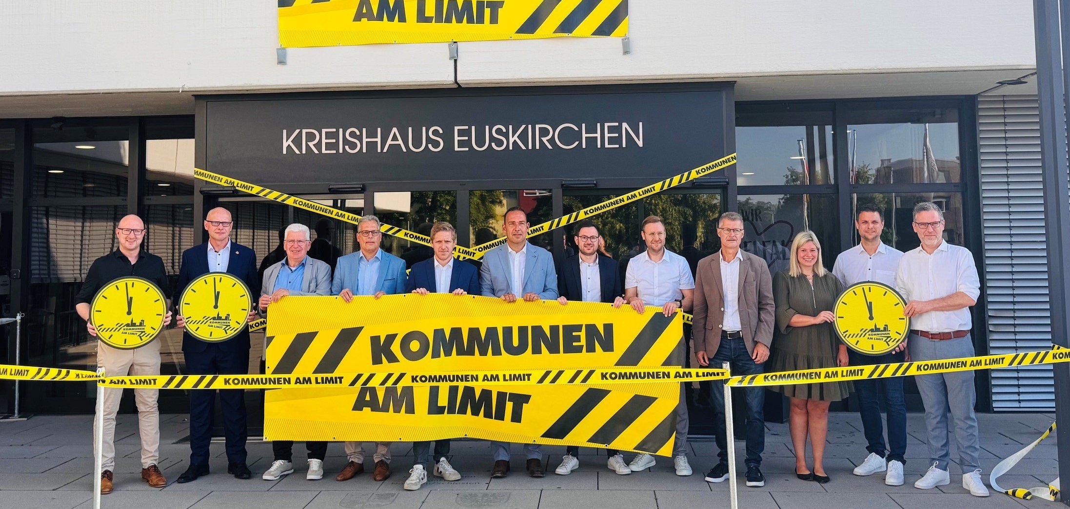 Kommunale Finanznot ist keine abstrakte Zahl. Sie entscheidet darüber, ob der Bus fährt, das Bad offenbleibt, die Bibliothek zugänglich ist, das Bürgeramt funktioniert und der Spielplatz gepflegt wird. Gemeinsam setzten heute Landrat und Bürgermeister ein starkes Zeichen, dass die Kommunen inzwischen am Limit sind.