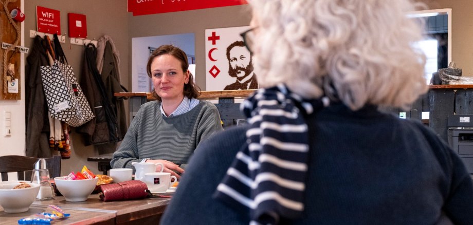 Im Café Henry moderiert DRK-Mitarbeiterin Janine Frackmann den Stammtisch „Gemeinsam – Einsam“. Bei Kaffee und Knabbereien treffen sich hier jeden dritten Samstag im Monat Menschen, um neue Kontakte zu knüpfen und gemeinsam Zeit zu verbringen.