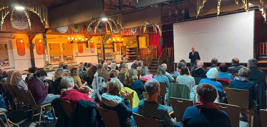 Manfred Steffen, Vorsitzender der Dorfgemeinschaft Dreiborn eröffnete im gute gefüllten Dorfsaal das diesjährige Kinowochenende.