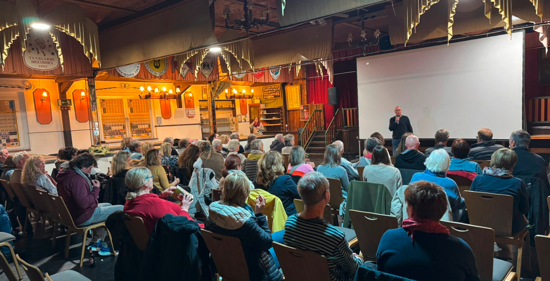 Manfred Steffen, Vorsitzender der Dorfgemeinschaft Dreiborn eröffnete im gute gefüllten Dorfsaal das diesjährige Kinowochenende.