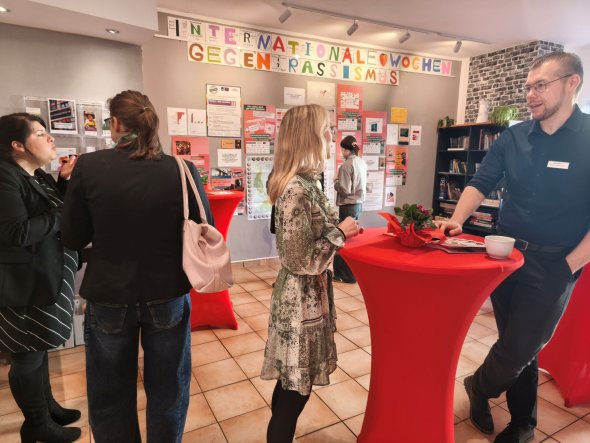 Im Haus der Begegnung des DRK Euskirchen fanden die Beteiligten beim Auftakt der Internationalen Wochen gegen Rassismus schnell ins Gespräch.