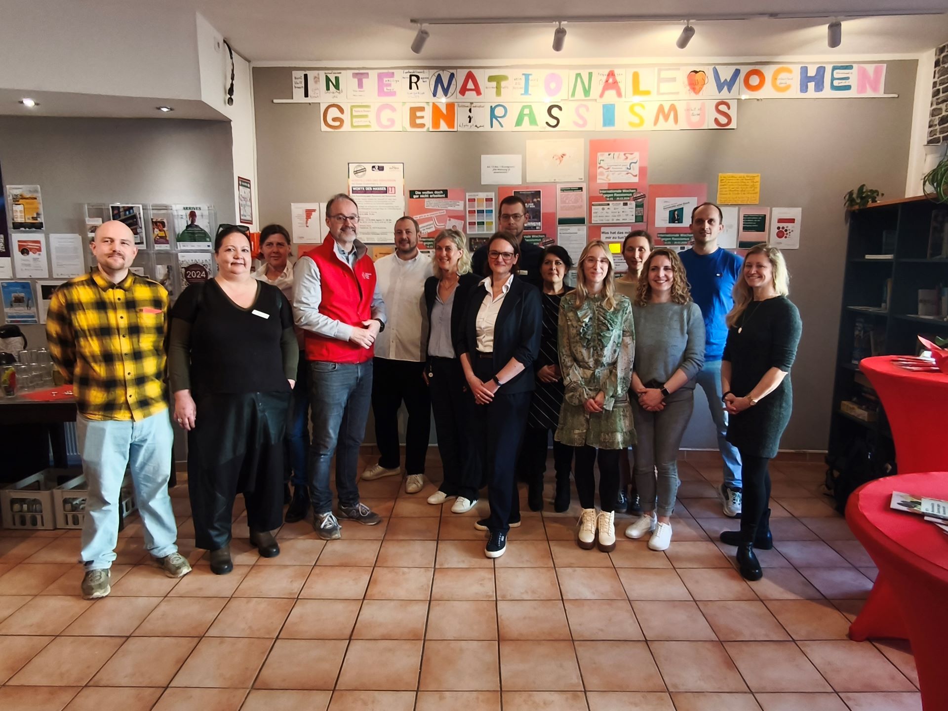Gemeinsam gegen Rassismus: Vertreterinnen und Vertreter des DRK Euskirchen, der Kreisverwaltung, der Stadt Euskirchen, von anderen Wohlfahrtsverbänden, des Jobcenters, von EU-aktiv, des KreisSportBunds, von Vogelsang IP, der Stadtbibliothek, des Stadtmuseums sowie zivilgesellschaftlicher Initiativen.