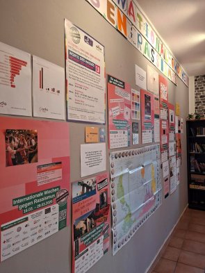 Ausstellung im Café Henry: Illustrationen und Statements aus der Antidiskriminierungsarbeit, abgebildet auf zahlreichen bunten Plakaten, zeigen, wo Menschen im Alltag Diskriminierung erleben – und was jeder Einzelne dagegen tun kann.
