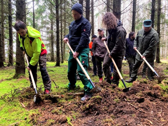 Mitarbeitende der Nationalparkverwaltung Eifel erhielten eine Schulung in der Waldbrandbekämpfung.