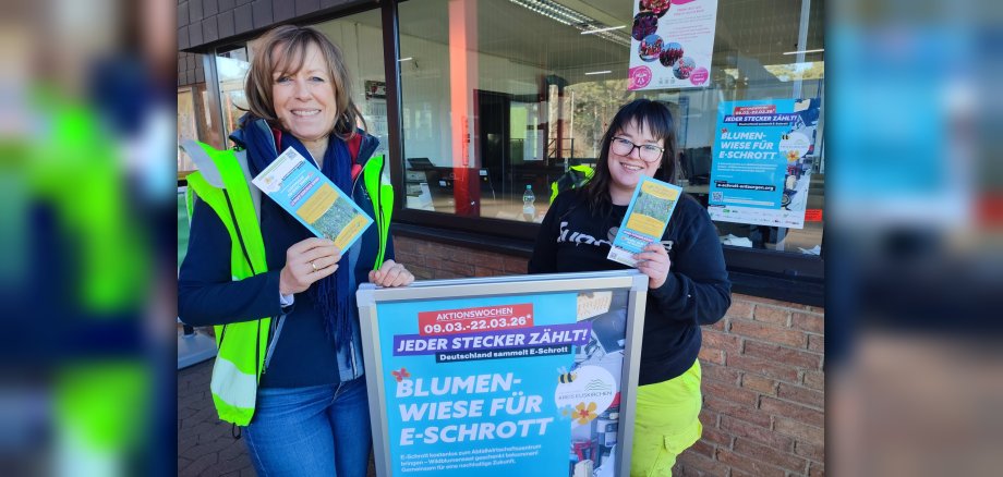 Vom 9. März bis 21. März 2026 werden am Wiegehaus des Abfallwirtschaftszentrum in Mechernich wieder bei Abgabe von Elektroaltgeräten regionale Blumensamen ausgeteilt. Hier von Nicole Peters (l.) und Brigitte Ohlert (r.).