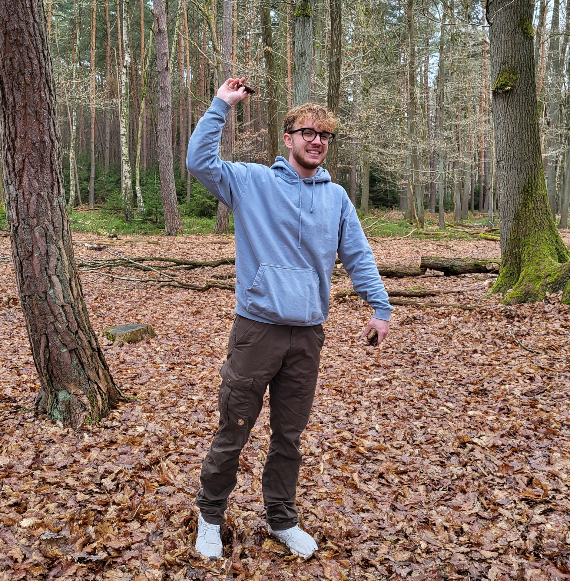 Felix Kruse absolviert derzeit ein Freiwilliges Ökologisches Jahr in der Wildniswerkstatt des Nationalparks Eifel und freut sich über viel „Draußenzeit“. (Foto: Philipp Bischoff, Nationalparkverwaltung Eifel)