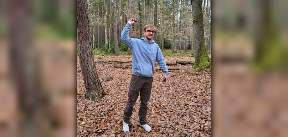 Felix Kruse absolviert derzeit ein Freiwilliges Ökologisches Jahr in der Wildniswerkstatt des Nationalparks Eifel und freut sich über viel „Draußenzeit“. (Foto: Philipp Bischoff, Nationalparkverwaltung Eifel)