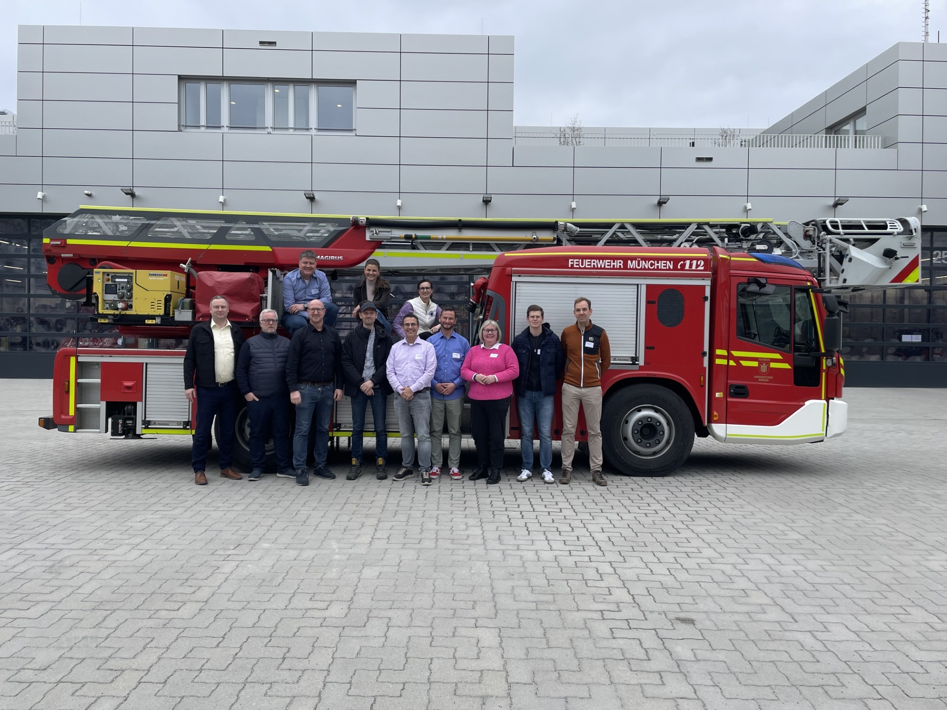 08/2026 - Bild 01: Gruppenfoto des interdisziplinären Teams aus ganz Deutschland bei der Tagung in München.